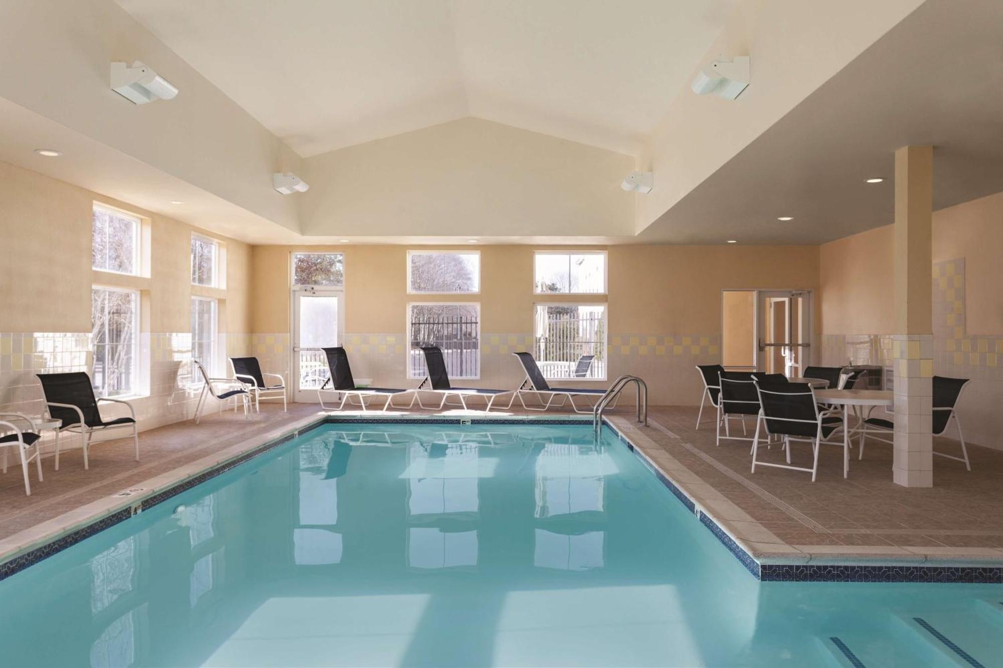 Hampton Inn & Suites Мистик Екстериор снимка